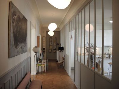 verrière d'atelier séparative entre un couloir et une cuisine à Paris