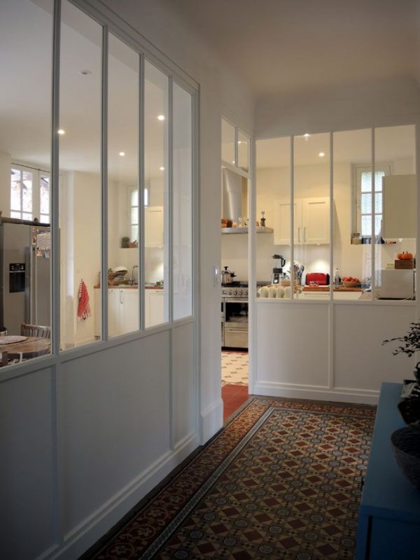 verrière blanche entre une cuisine et une entrée dans une maison de la banlieue Parisienne