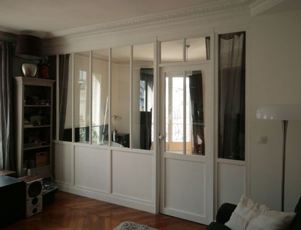 verrière intérieure dans un appartement situé à Paris, de style classique.