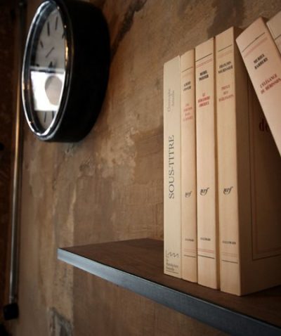bibliotheque-murale-les-chics Bibliothèque murale en déco dans un café à Paris