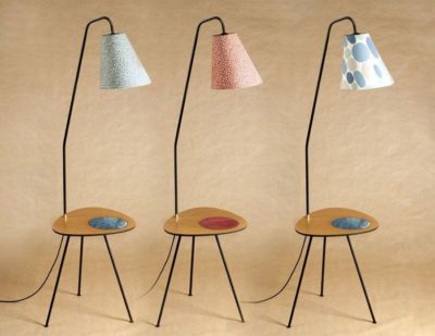Lampadaire avec tablette bois intégrée style année 50 60, design Arnaud Pin bout de canapé ou lampe de chevet.