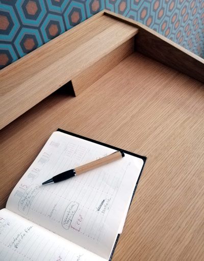 Détail du bureau Amélie, meuble réalisé en chêne clair dessin par Christophe Lemaire
