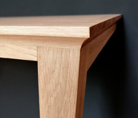 détail de console table en bois massif