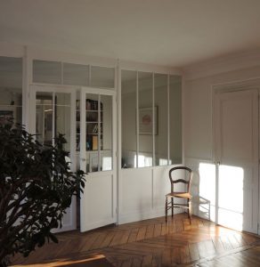 verrière intérieure bois avec une double porte entre chambre et salon